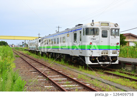 JR北海道、日高本線の苫小牧駅から鵡川駅までの風景(2023年夏曇り空) 126409758