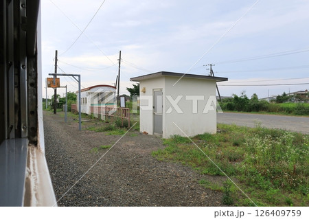 JR北海道、日高本線の苫小牧駅から鵡川駅までの風景(2023年夏曇り空) JR北海道、日高本線の苫小牧駅から鵡川駅までの風景(2023年夏曇り空) 126409759