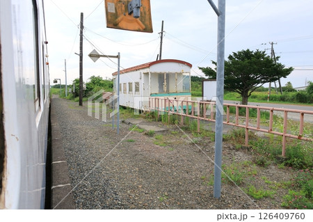 JR北海道、日高本線の苫小牧駅から鵡川駅までの風景(2023年夏曇り空) JR北海道、日高本線の苫小牧駅から鵡川駅までの風景(2023年夏曇り空) 126409760