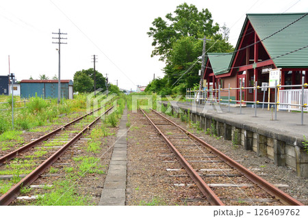 JR北海道、日高本線の苫小牧駅から鵡川駅までの風景(2023年夏曇り空) JR北海道、日高本線の苫小牧駅から鵡川駅までの風景(2023年夏曇り空) 126409762