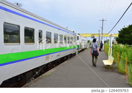 JR北海道、日高本線の苫小牧駅から鵡川駅までの風景(2023年夏曇り空) JR北海道、日高本線の苫小牧駅から鵡川駅までの風景(2023年夏曇り空) 126409763