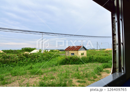 JR北海道、日高本線の苫小牧駅から鵡川駅までの風景(2023年夏曇り空) 126409765