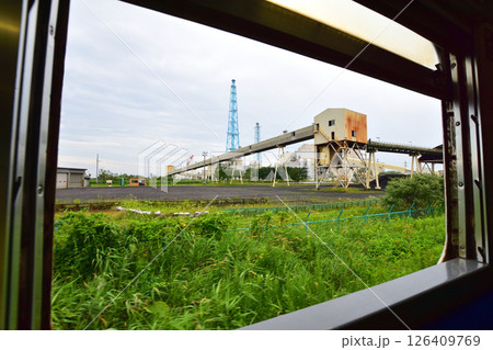 JR北海道、日高本線の苫小牧駅から鵡川駅までの風景(2023年夏曇り空) 126409769