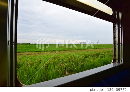 JR北海道、日高本線の苫小牧駅から鵡川駅までの風景(2023年夏曇り空) 126409772