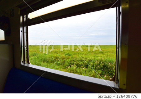 JR北海道、日高本線の苫小牧駅から鵡川駅までの風景(2023年夏曇り空) JR北海道、日高本線の苫小牧駅から鵡川駅までの風景(2023年夏曇り空) 126409776