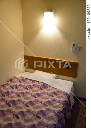 ビジネスホテルのシングルベッド 126409836