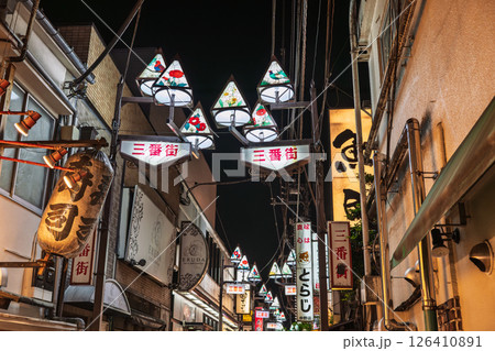 夜の中野北口三番街 126410891