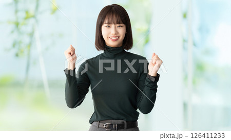 ガッツポーズをする若い女性・ビジネスウーマン 126411233