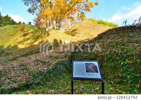 大和国「宇田松山城」　門跡の石垣と曲輪 126412742