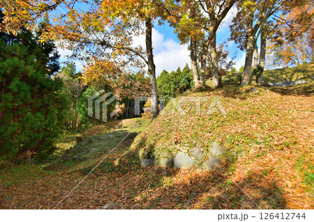 大和国「宇田松山城」 門跡の石垣と曲輪 大和国「宇田松山城」 門跡の石垣と曲輪 126412744