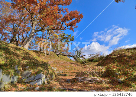 大和国「宇田松山城」 門跡の石垣と曲輪 大和国「宇田松山城」 門跡の石垣と曲輪 126412746