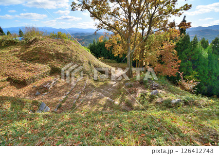 大和国「宇田松山城」 門跡の石垣と曲輪 大和国「宇田松山城」 門跡の石垣と曲輪 126412748