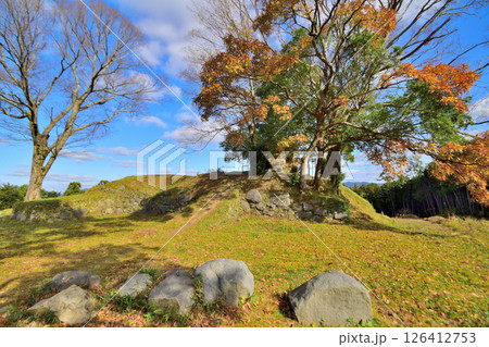 大和国「宇田松山城」　門跡の石垣と曲輪 126412753