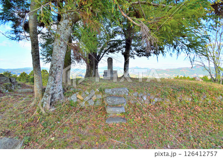 大和国「宇田松山城」　門跡の石垣と曲輪 126412757