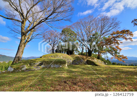 大和国「宇田松山城」 門跡の石垣と曲輪 大和国「宇田松山城」 門跡の石垣と曲輪 126412759