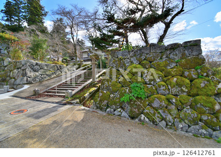 大和国「宇田松山城」　門跡の石垣と曲輪 126412761