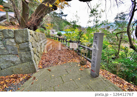 大和国「宇田松山城」 門跡の石垣と曲輪 大和国「宇田松山城」 門跡の石垣と曲輪 126412767