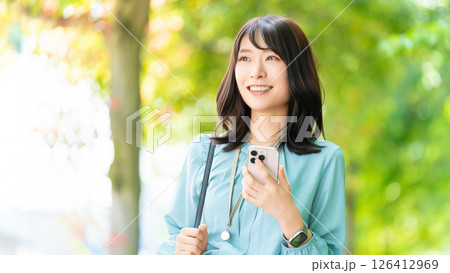 屋外でスマートフォンを持つ女性・ビジネスウーマン 126412969