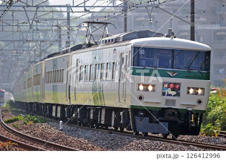東海道本線　真鶴　JR東日本　185系　C6+OM04編成（大宮）　踊り子 126412996