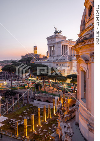Sunset over Roman rooftops and ruins 126415411
