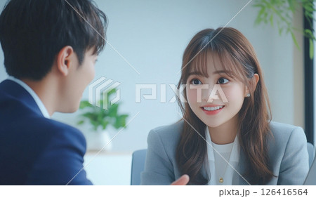 コーチング_女性の部下に評価を話す男性管理職_1 126416564
