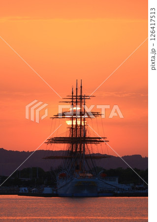 夕陽を背景にした海王丸 夕陽を背景にした海王丸 126417513