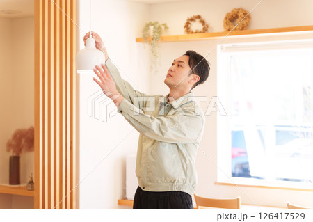 電球を取り付ける工事業者 126417529