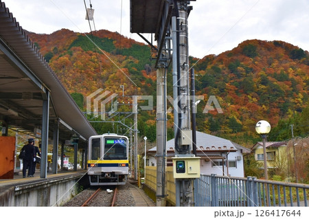 秋の新藤原駅　栃木 126417644