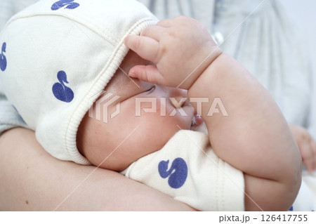 頭に手を当てて眠っている生後三ヶ月の女の子の赤ちゃん 頭に手を当てて眠っている生後三ヶ月の女の子の赤ちゃん 126417755