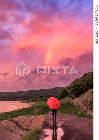 雨上がりの海辺に咲く虹の記憶 126417951