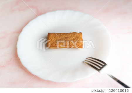 白い皿にのった焼き菓子① 126418016