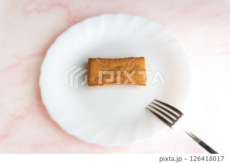 白い皿にのった焼き菓子② 白い皿にのった焼き菓子② 126418017