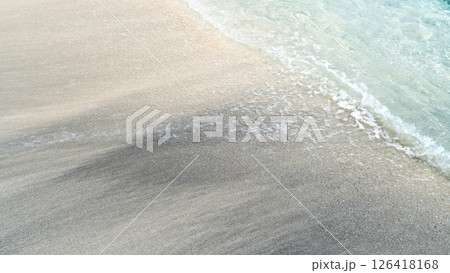 白い砂浜と青い海が綺麗 126418168