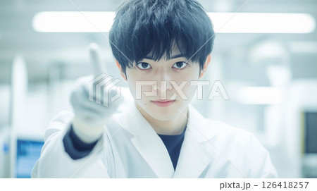 実験室で指示を示す日本人科学者 126418257