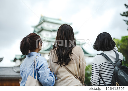 旅行をする女性のポートレート 126418295
