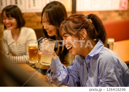 居酒屋でのワンシーン 126418296