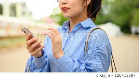 スマホを操作する女性 126418297