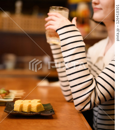 居酒屋でのワンシーン 126418301