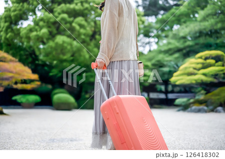 旅行をする女性のポートレート 旅行をする女性のポートレート 126418302