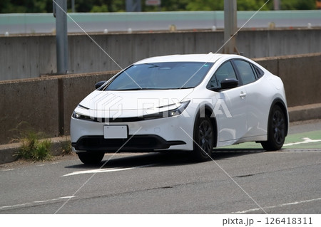 白い国産ハイブリット車 白い国産ハイブリット車 126418311