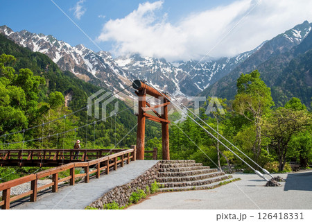 《上高地の絶景》新緑が美しい河童橋周辺 126418331