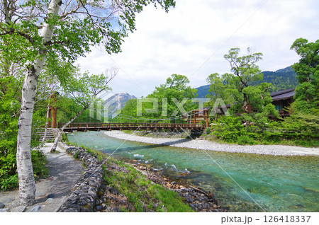 《上高地の絶景》新緑が美しい河童橋周辺 126418337
