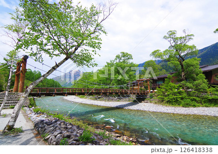 《上高地の絶景》新緑が美しい梓川沿い遊歩道 126418338
