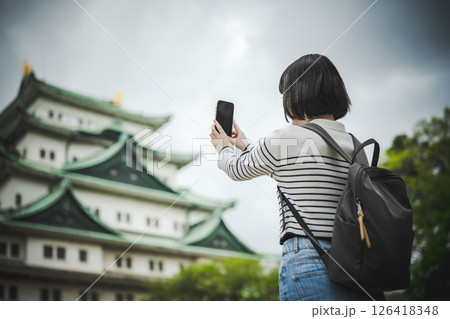 旅行をする女性のポートレート 旅行をする女性のポートレート 126418348