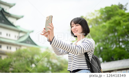 旅行をする女性のポートレート 126418349
