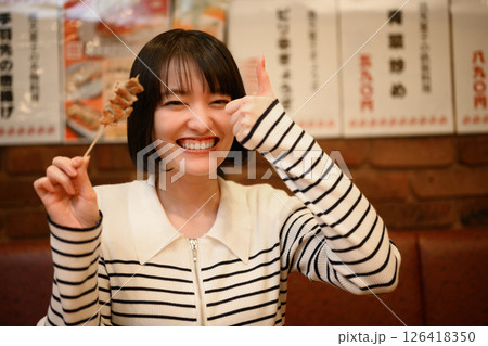 居酒屋利用の女性 居酒屋利用の女性 126418350