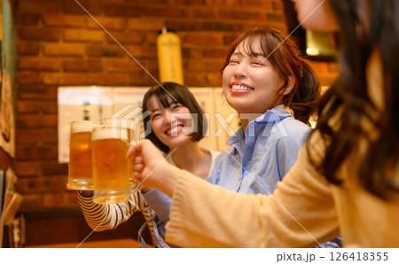 居酒屋でのワンシーン 126418355