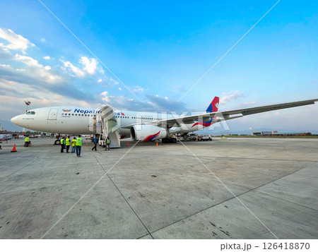 ネパール カトマンズ空港に到着したネパール航空B330機 ネパール カトマンズ空港に到着したネパール航空B330機 126418870