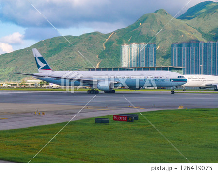 香港チェックラップコック空港に到着したキャセイ航空B777 126419075