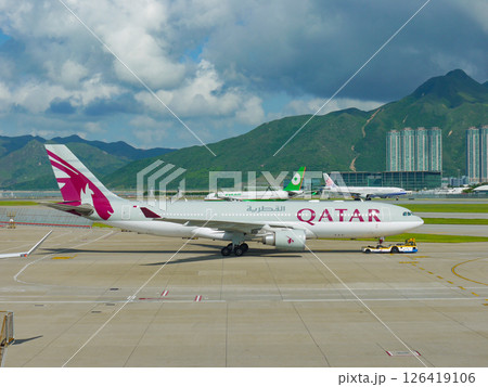 香港チェックラップコック空港に到着したカタール航空A330 126419106